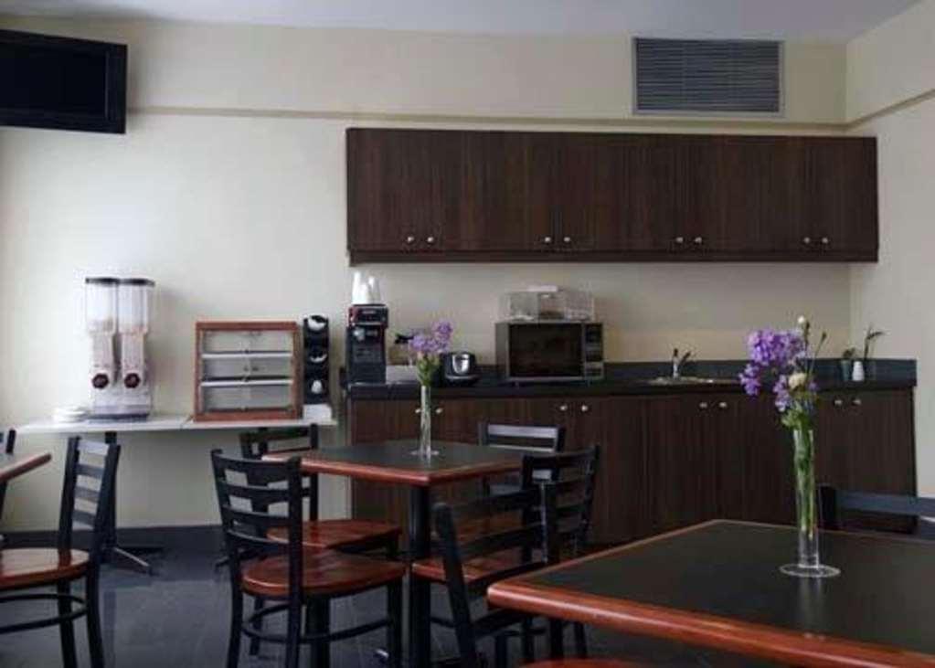 Econo Lodge City Centre Кингстън Екстериор снимка