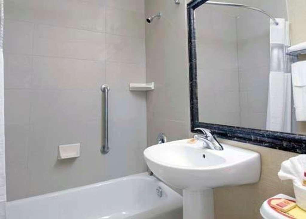 Econo Lodge City Centre Кингстън Екстериор снимка