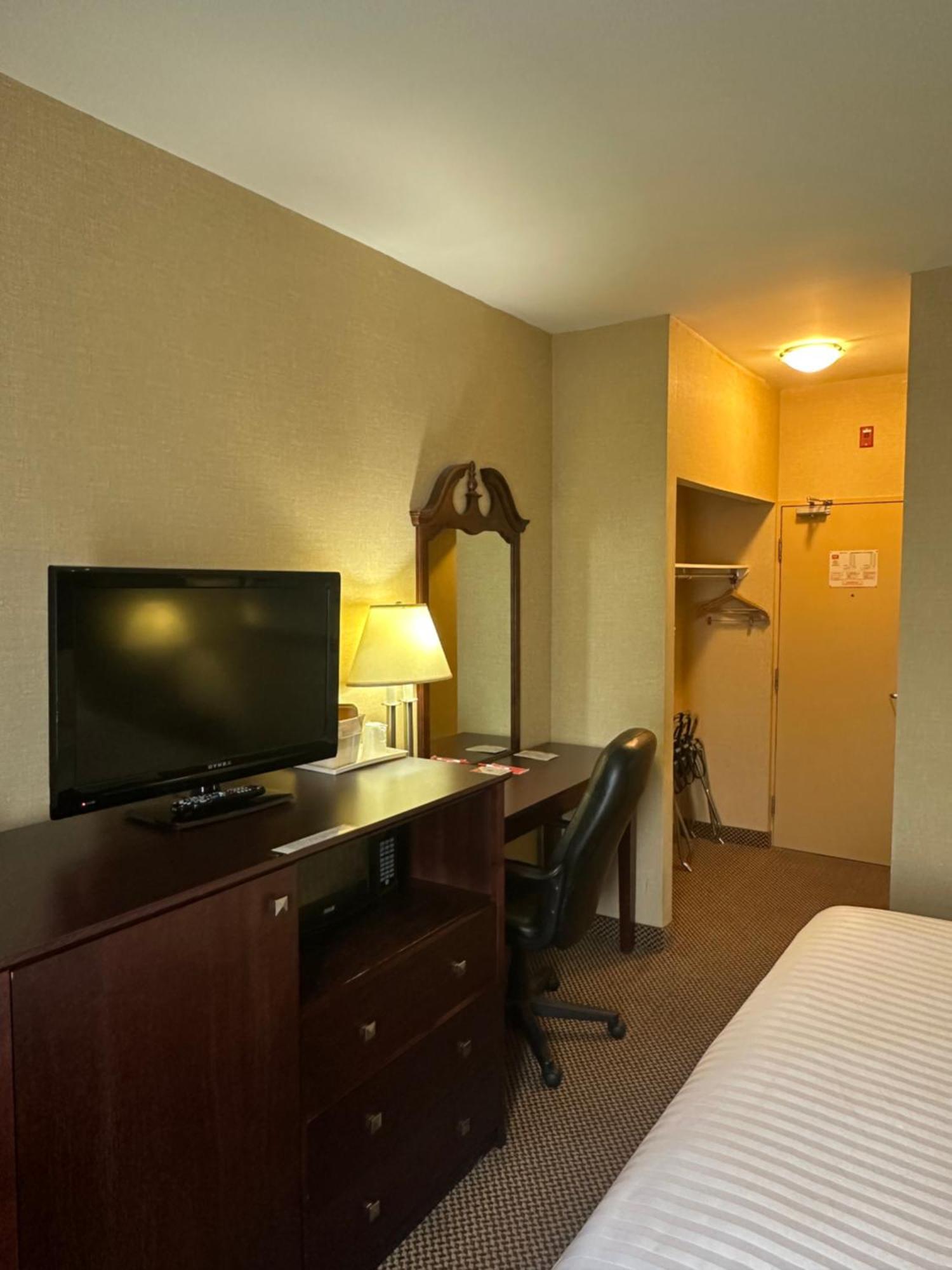 Econo Lodge City Centre Кингстън Екстериор снимка
