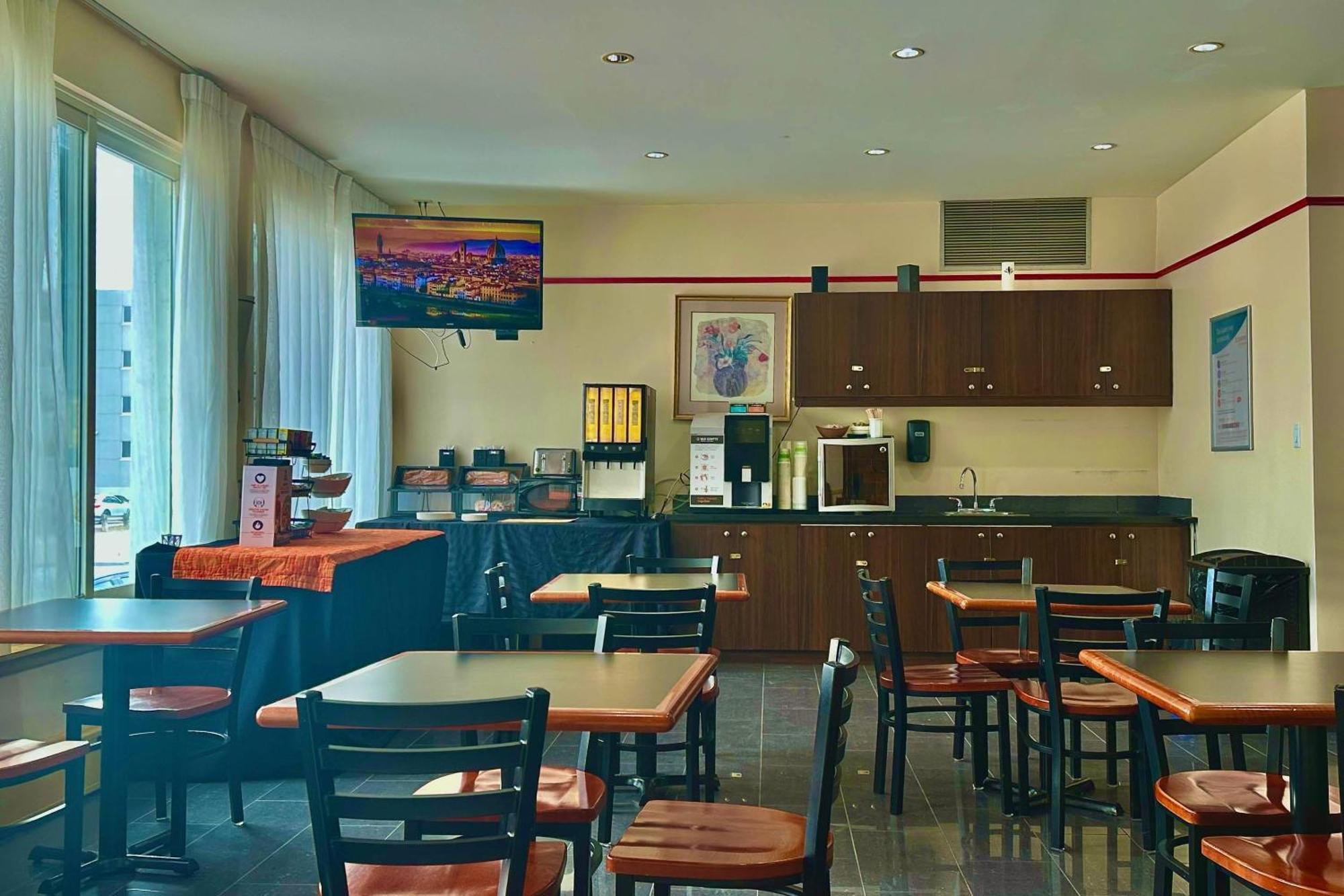 Econo Lodge City Centre Кингстън Екстериор снимка